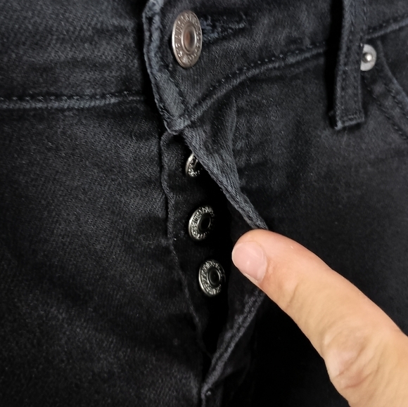 Levi's Raw Hem Midi Short in Black - Picture 4 of 9